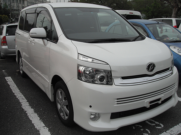 メーカー：トヨタ　車両名：ヴォクシー　ZS　納車地域：大阪府豊中市　男性