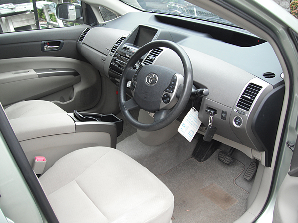 メーカー：トヨタ　車両名：プリウス　グレードS　納車地域：豊中市　男性