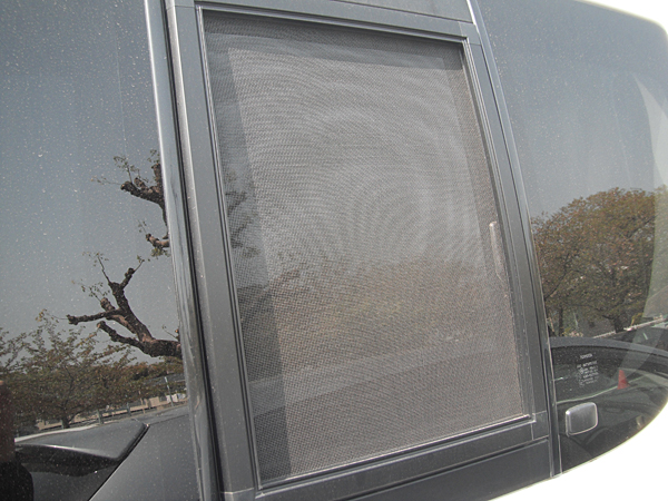 スライドアの窓に網戸