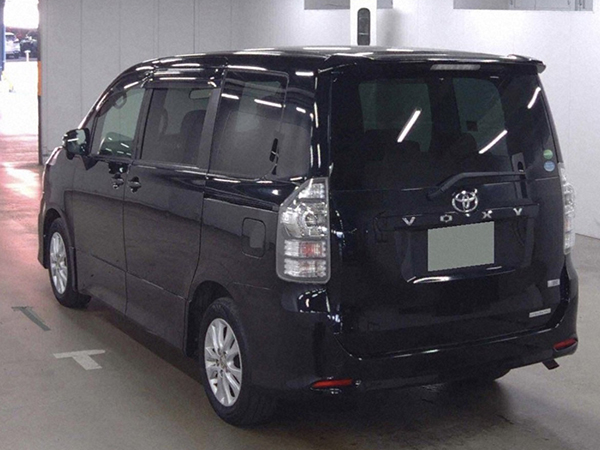 トヨタ　ヴォクシー　Z　納車地域：大阪府吹田市　男性