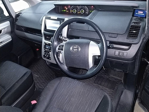 トヨタ　ヴォクシー　Z　納車地域：大阪府吹田市　男性