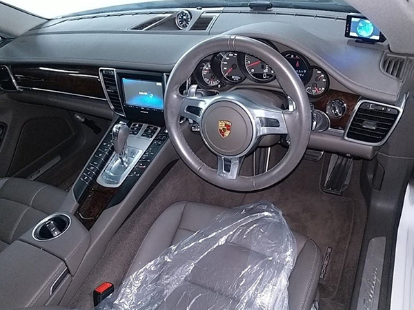 ポルシェ　パナメーラ　エディション　納車地域：大阪府豊中市　男性