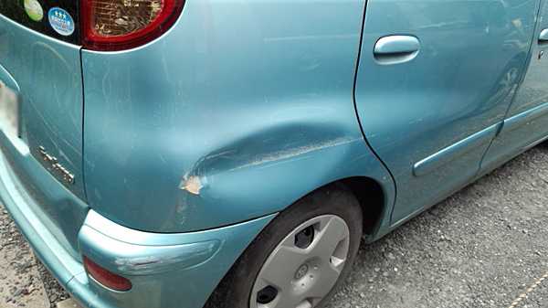 メーカー：トヨタ　車両名：平成15年　ファンカーゴ　当て逃げによる車体右側損傷　地域：豊中市　男性