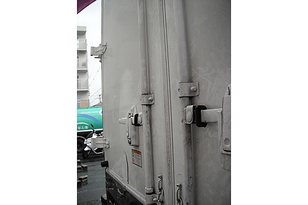 上のヒンジも外れている