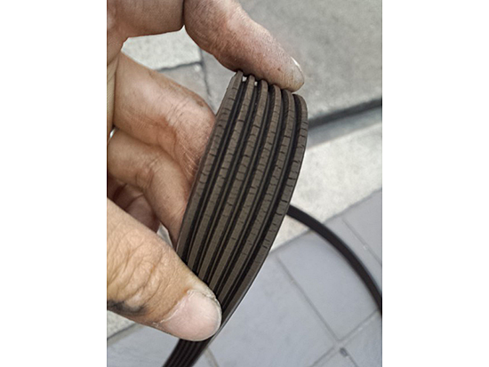 ひび割れが確認できます。