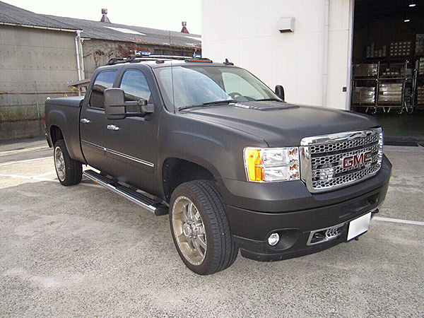 メーカー：GMC（ゼネラルモーターズ）　ピックアップトラック　地域：豊中市　男性　カーラッピングの施工