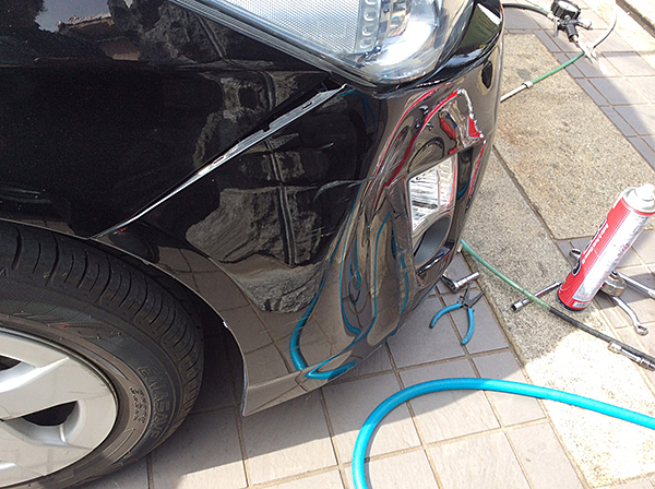 メーカー：トヨタ　車両名：プリウス　Zvw30　フロントバンパーのへこみの応急処置　地域：豊中市　男性