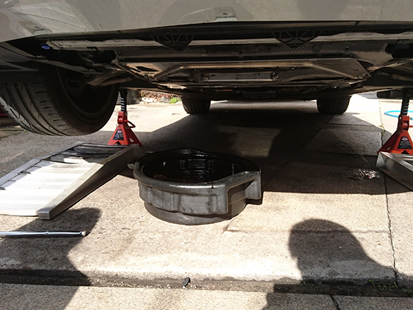 メーカー：ポルシェ　車両名：パナメーラ　オイル交換　地域：吹田市　男性