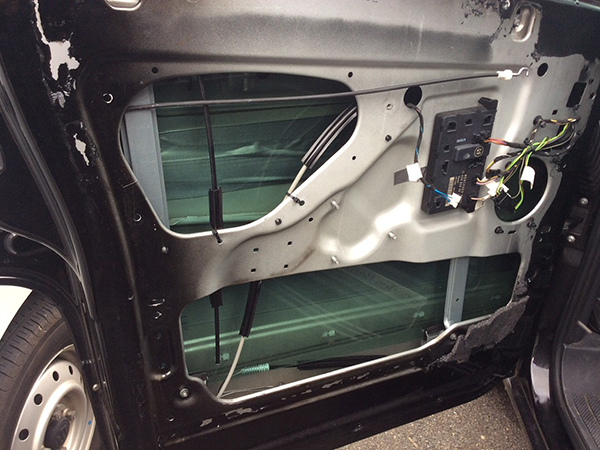 メーカー：ベンツ　車両名：V350　W639　レギュレーターとモーターの交換　地域：吹田市　個人