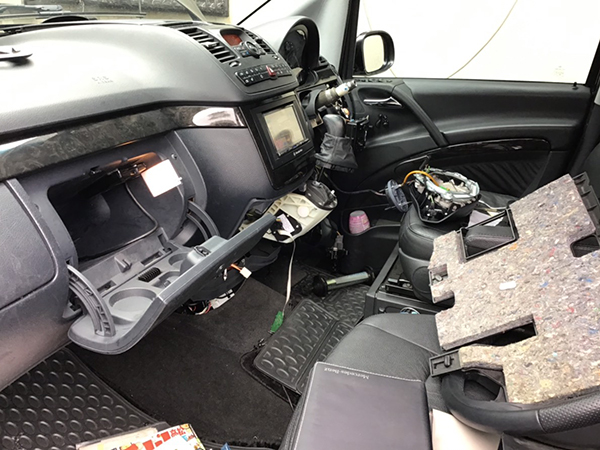 メーカー：ベンツ　車両名：V350　スイッチやホーン、ウインカーが出せない状態の修理　地域：吹田市　個人