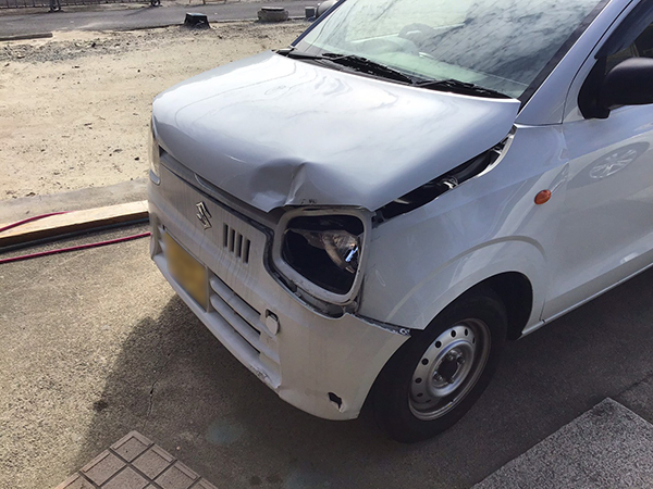 メーカー：スズキ　車両名：アルト　バン　自損事故で車両左前部を損傷　地域：吹田市　個人