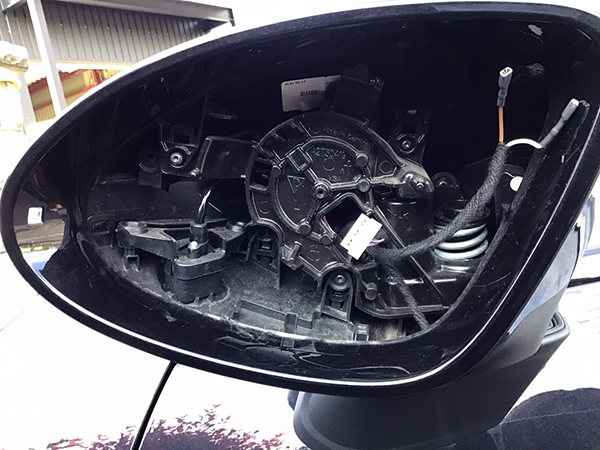 メーカー：ポルシェ　車両名：カイエン　ドアミラーのカバーと、ウインカーレンズを交換　地域：箕面市　個人