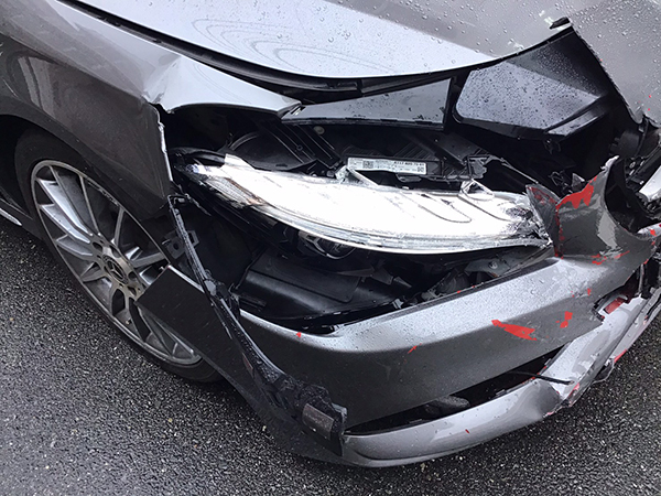メーカー：メルセデスベンツ　車両名：CLA180　AMGライン　自動車同士の衝突事故・板金修理など　地域：吹田市　個人　男性