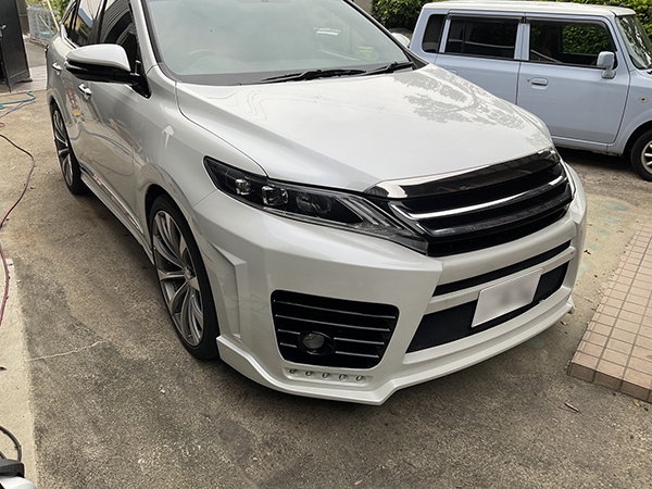 トヨタ　ハリアー　駐車中に隣の車にぶつけられました。フロントバンパー交換　地域：吹田市　男性