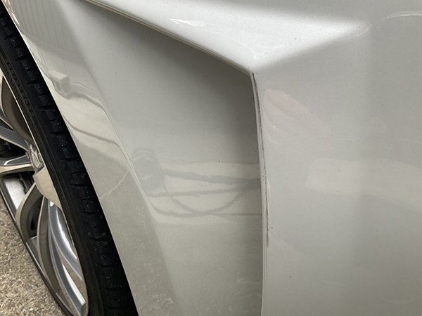 トヨタ　ハリアー　駐車中に隣の車にぶつけられました。フロントバンパー交換　地域：吹田市　男性