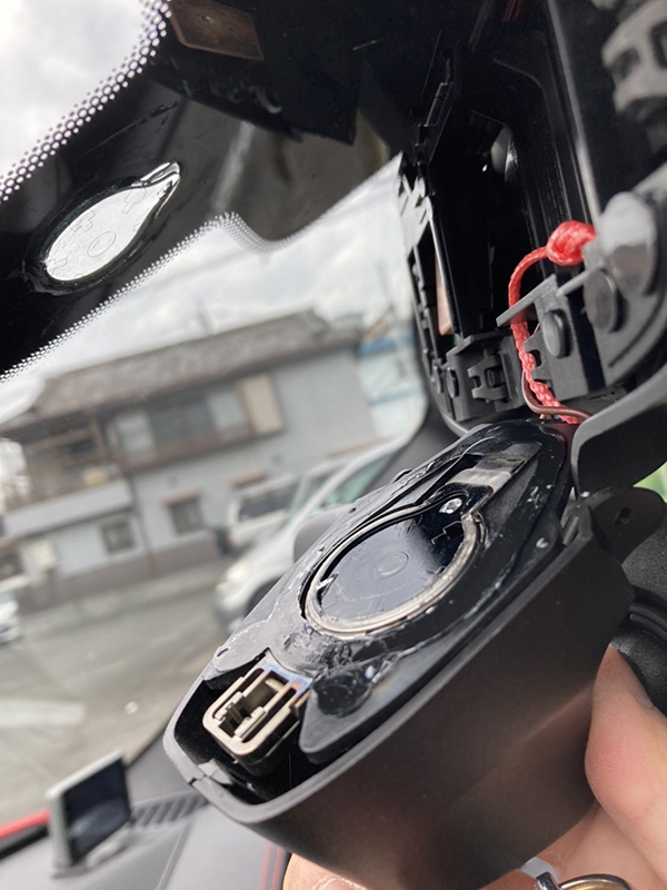 ポルシェ　ボクスター　ルームミラーのミラーベースごと走行中に外れて落下　地域：箕面市　男性