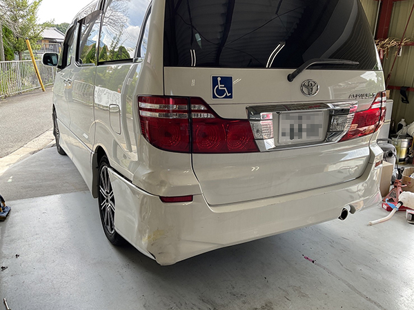 トヨタ　アルファード　電柱から伸びている斜めの線のカバーにぶつけて後ろ側を損傷　地域：豊中市　男性