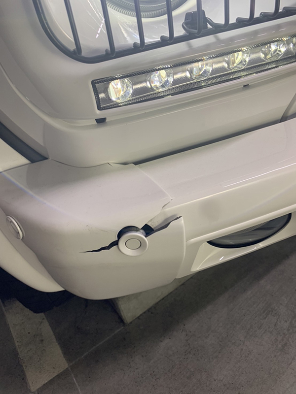 メルセデスベンツ　G350D　停車中にぶつけられてフロント部分の損傷、修理　地域：豊中市　男性
