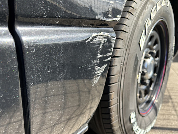 トヨタ　ハイエース　車両・左側をこすってしまったものを板金修理　地域：吹田市　男性