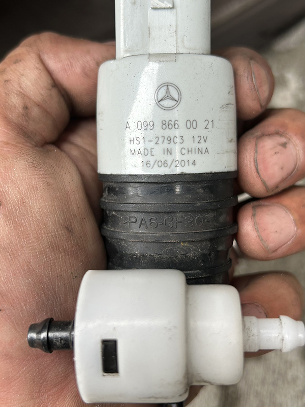 ベンツ　C180　W205　ウオッシャー液の警告灯に伴う部品交換　地域：吹田市　男性