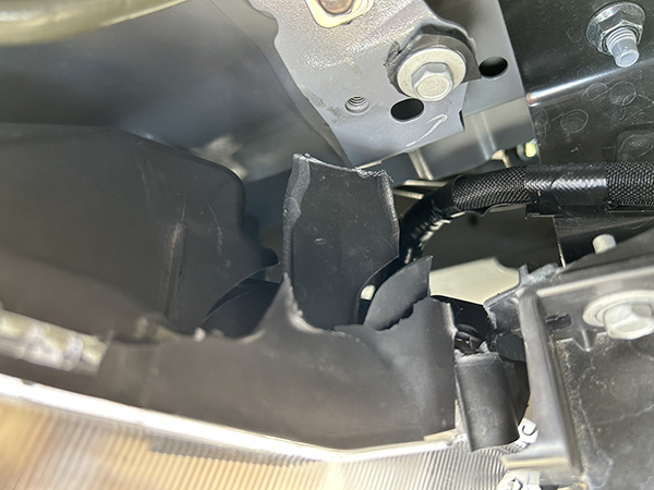 日産 キャラバン NV350 走行中に鹿にぶつかってしまい、車両前方を損傷 地域:摂津市 法人