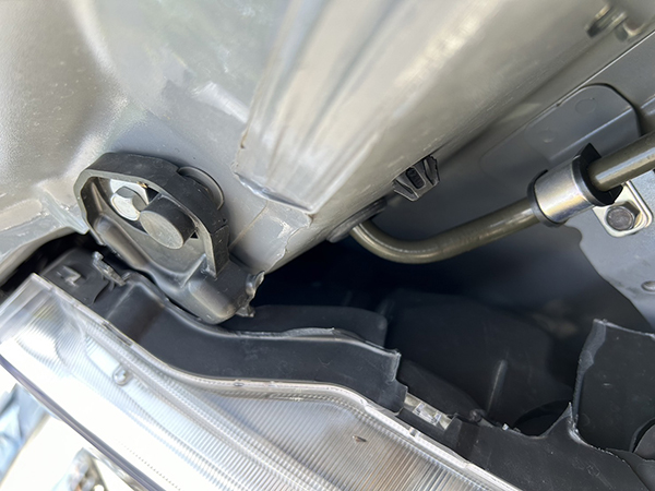 日産　キャラバン　NV350　走行中に鹿にぶつかってしまい、車両前方を損傷　地域：摂津市　法人
