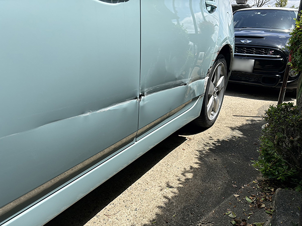 トヨタ　プリウス　細い道で車両左側をこすり車両下部を損傷　地域：吹田市　男性