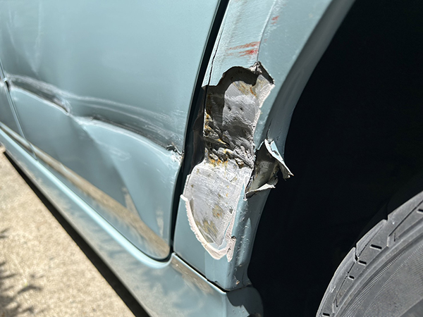 トヨタ　プリウス　細い道で車両左側をこすり車両下部を損傷　地域：吹田市　男性