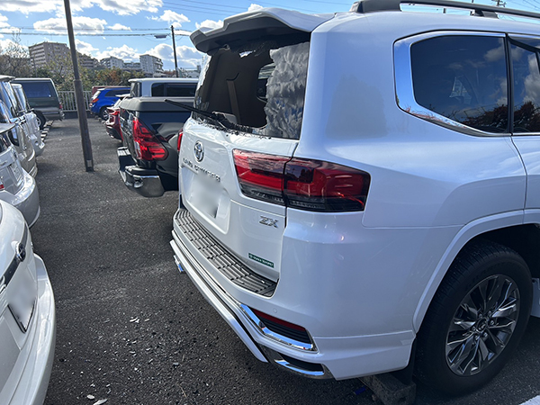 トヨタ ランドクルーザー 車上荒らしによる後部ドアのガラスの破損 地域:吹田市 男性