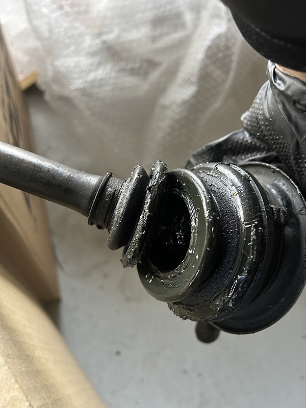 ポルシェ　911　997タルガフォーエス　ドライブシャフトが破けているものを修理　地域：吹田市　男性