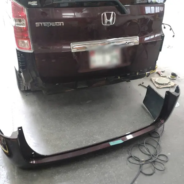 ホンダ ステップワゴン バック駐車中に停車していた車にぶつけてバンパー損傷 吹田市 男性