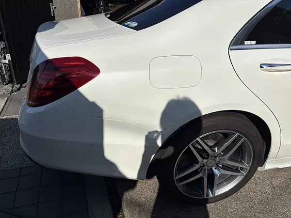 メルセデスベンツ W222 S300H 高速道路を走行中にガードレールに接触 豊中市 男性