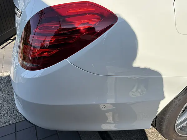 メルセデスベンツ W222 S300H 高速道路を走行中にガードレールに接触 豊中市 男性