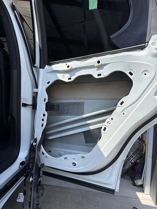 ポルシェ　カイエン958　右リアドアが外部から開けられない状態の修理　吹田市　男性