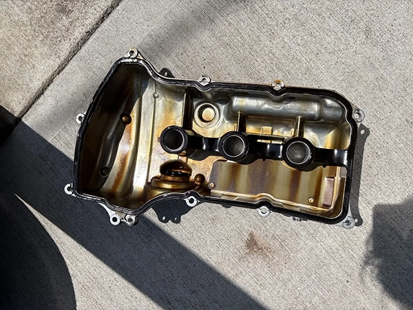 ダイハツ ハイゼット クルーズターボ オイル漏れのため、タペットカバーパッキンの交換 吹田市 男性