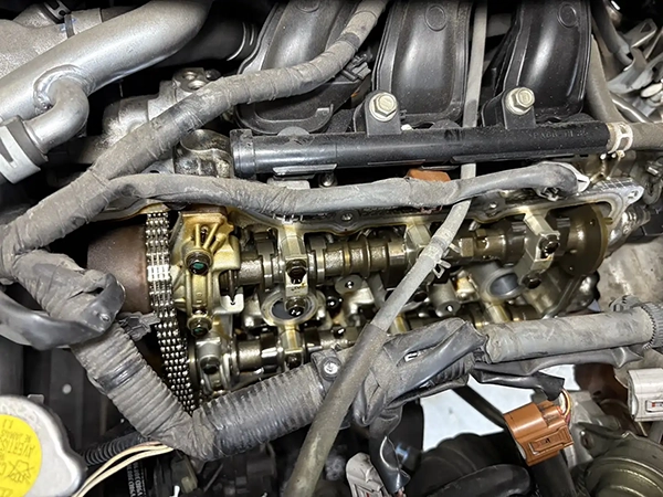 ダイハツ ハイゼット クルーズターボ オイル漏れのため、タペットカバーパッキンの交換 吹田市 男性