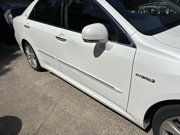 トヨタ　クラウン　ハイブリッド　車両右側をポールにぶつけて損傷　吹田市　男性