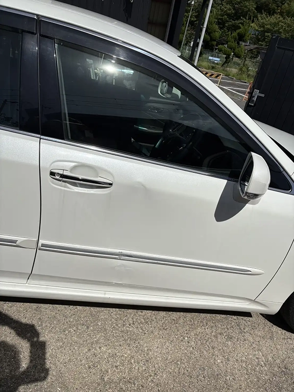 トヨタ　クラウン　ハイブリッド　車両右側をポールにぶつけて損傷　吹田市　男性