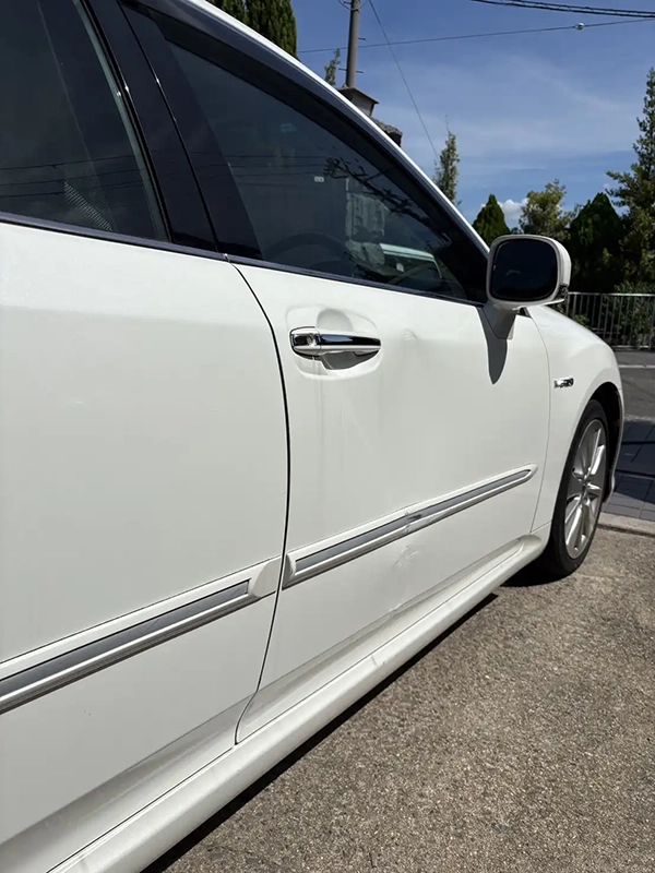 トヨタ　クラウン　ハイブリッド　車両右側をポールにぶつけて損傷　吹田市　男性