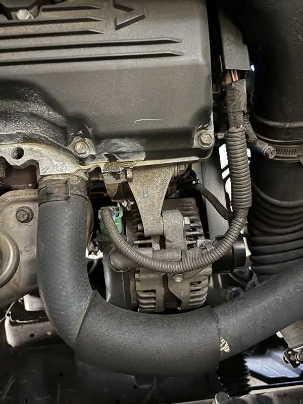 トヨタ ハイエースワゴン バッテリーの警告灯の点灯に伴いオルタネータ交換 豊中市 法人