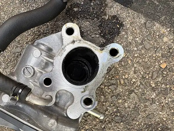 マツダ　アテンザ　クーラント漏れ、鉄製の亀裂対策品に交換　吹田市　男性