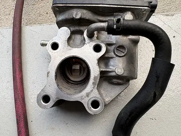 マツダ　アテンザ　クーラント漏れ、鉄製の亀裂対策品に交換　吹田市　男性