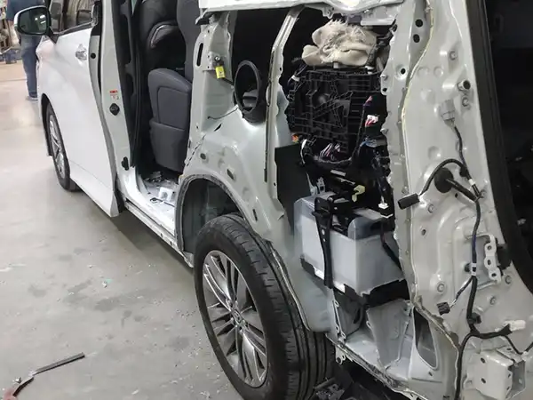 トヨタ アルファード 左リア周り事故修理(クオーター・バンパー・電装品交換) 吹田市 男性