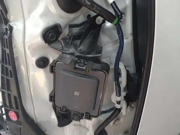 トヨタ アルファード 左リア周り事故修理(クオーター・バンパー・電装品交換) 吹田市 男性