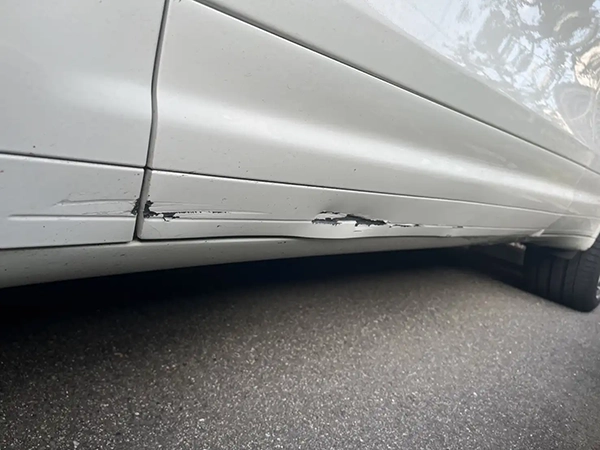 ポルシェ　カイエン　走行中につけた傷の修理（ロワーモール、サイドステップカバー等）　吹田市　男性