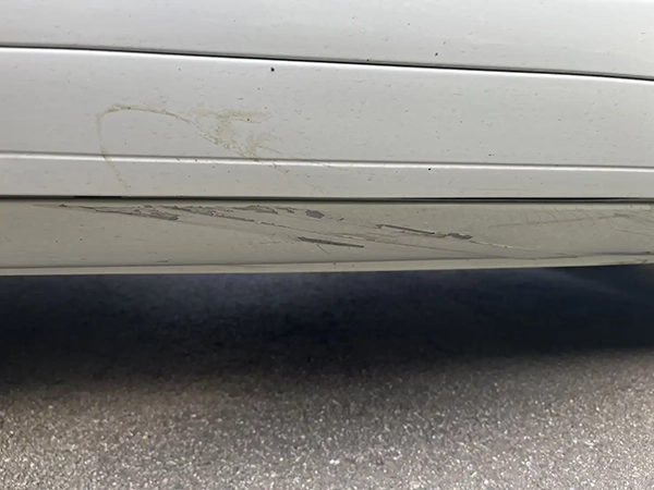 ポルシェ　カイエン　走行中につけた傷の修理（ロワーモール、サイドステップカバー等）　吹田市　男性