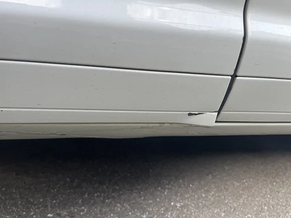 ポルシェ　カイエン　走行中につけた傷の修理（ロワーモール、サイドステップカバー等）　吹田市　男性