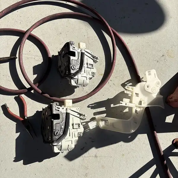 ポルシェ カイエン 左リアドアが開かない故障・ドアロックアクチュエーター交換 豊中市 男性