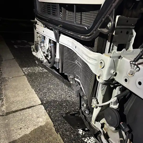 ホンダ　Nボックス　正面衝突による車両前部の損傷の修理　箕面市　男性