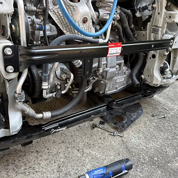 ホンダ　Nボックス　正面衝突による車両前部の損傷の修理　箕面市　男性